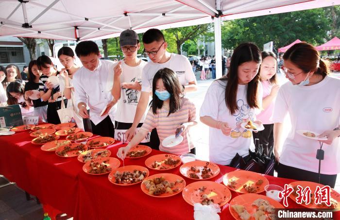 集大师生现场品鉴粽子。　刘金昆 摄