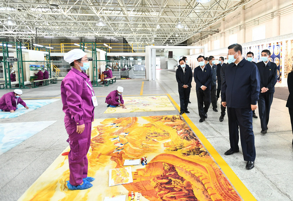 △6月7日，习近平总书记在青海省西宁市青海圣源地毯集团有限公司考察调研。